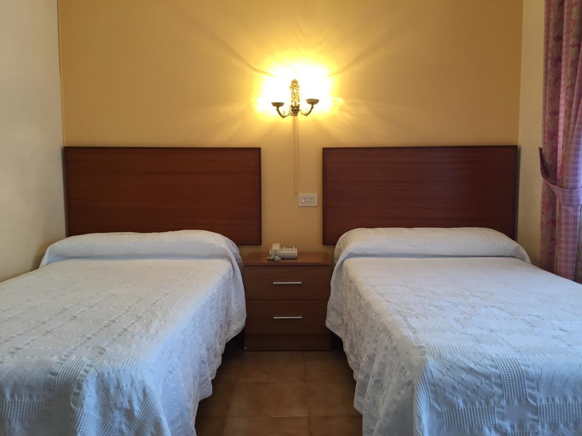 Hotel Restaurante Derby Carballino Dış mekan fotoğraf